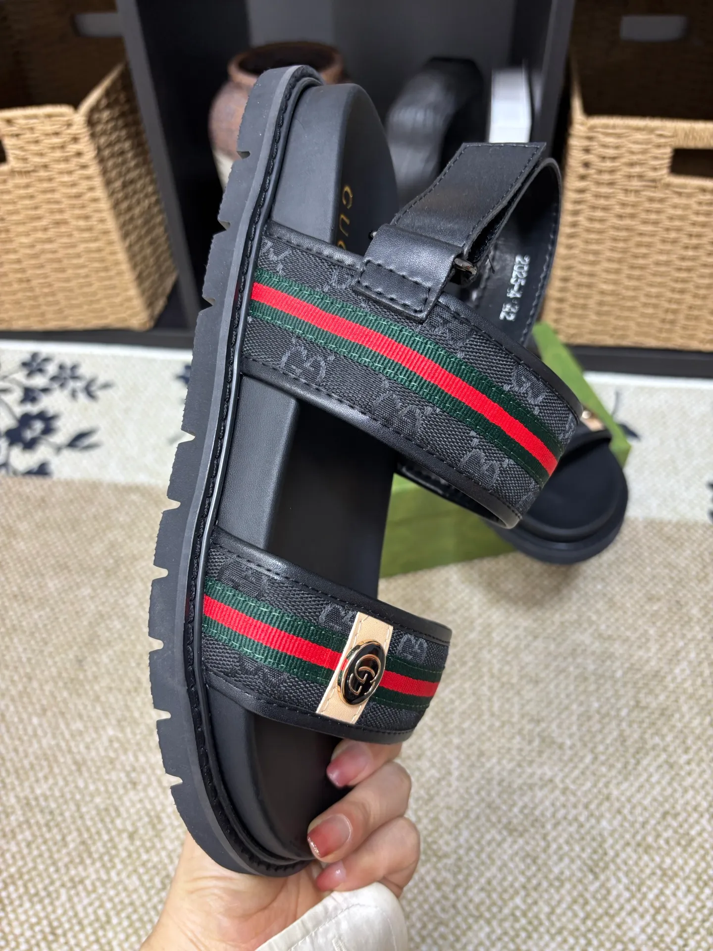 Factory 💰 300 yuan Gucci slippers] high-end men's shoes brand official website 1:1 latest masterpiece: original mold customization, the fabric is made of imported original materials, upgraded outsole, lighter and non-slip. The market's top quality, simple yet tasteful, a must-have for fashionistas, fashionable at your feet, full of confidence, the same style at the counter 👍The season of summer slippers is here. Code: 38-45 (45 customized)